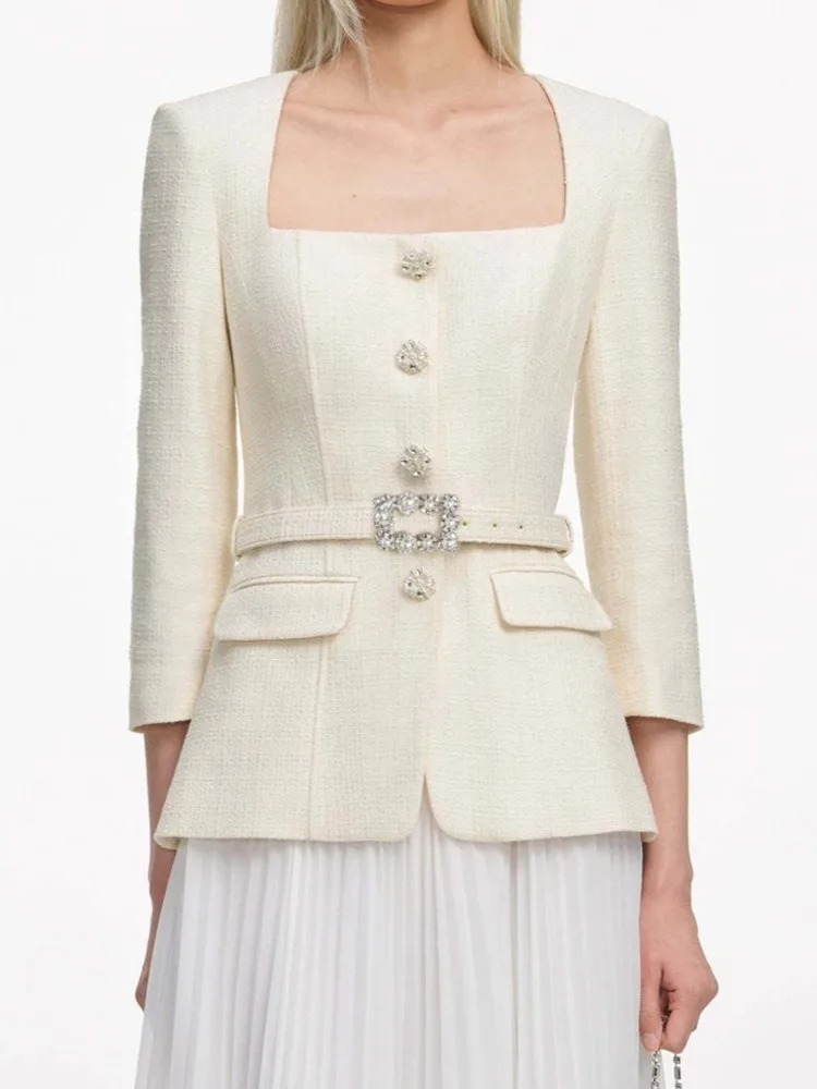 เดรสแฟชั่นผู้หญิง QMQA แบบต่อผ้าสองชิ้นปลอม ดีไซน์หรู คอเหลี่ยม แขนยาว มีเข็มขัด จับจีบ รุ่นใหม่ปี 2026 รหัสสินค้า M1010