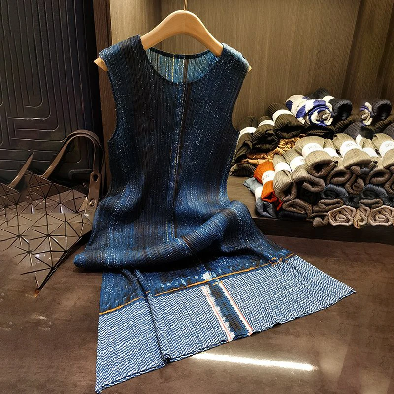 

Retro denim pleated thin medium and long dress, pendant feeling, covering the meat and showing thinness, sleeveless vest dress