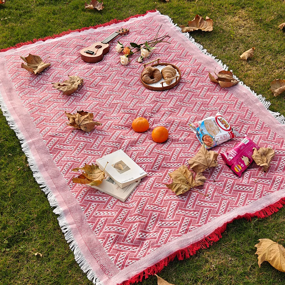 Outdoor picnic mat, woven from cotton yarn, moisture-proof, beautiful and elegant, with comfortable fabric