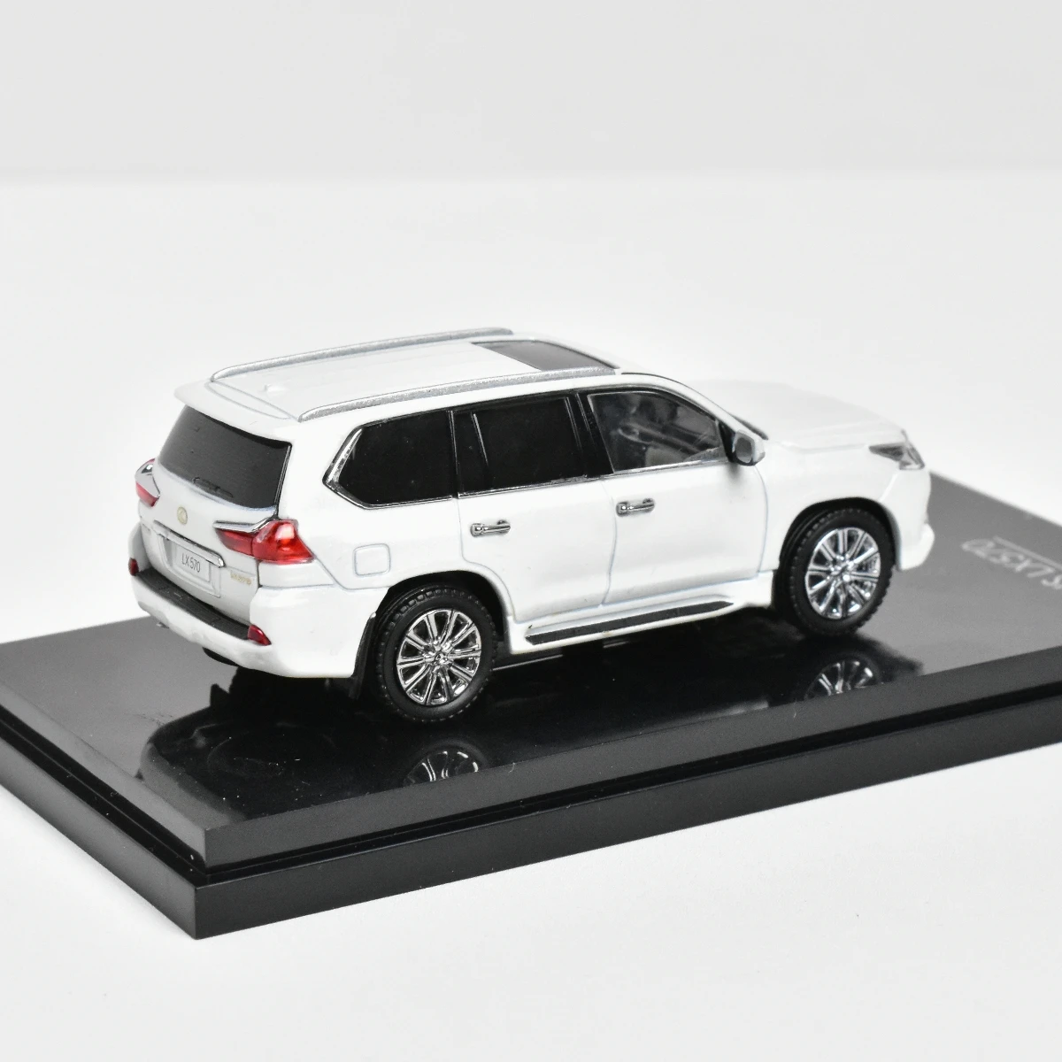 

Коллекционная литая модель автомобиля Kyosho 1:64 Enthusiast LX570