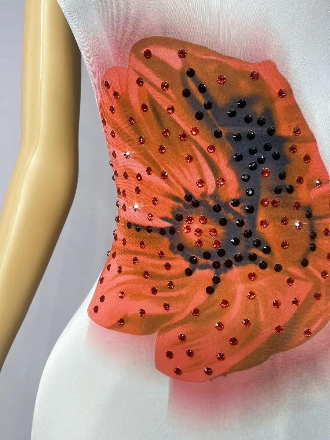 فستان نسائي أنيق مكشكش فستان كبير مطبوع عليه زهور حمراء فساتين غير متماثلة بأشرطة من حجر الراين في ملابس الحفلات الليلية Huakai #4