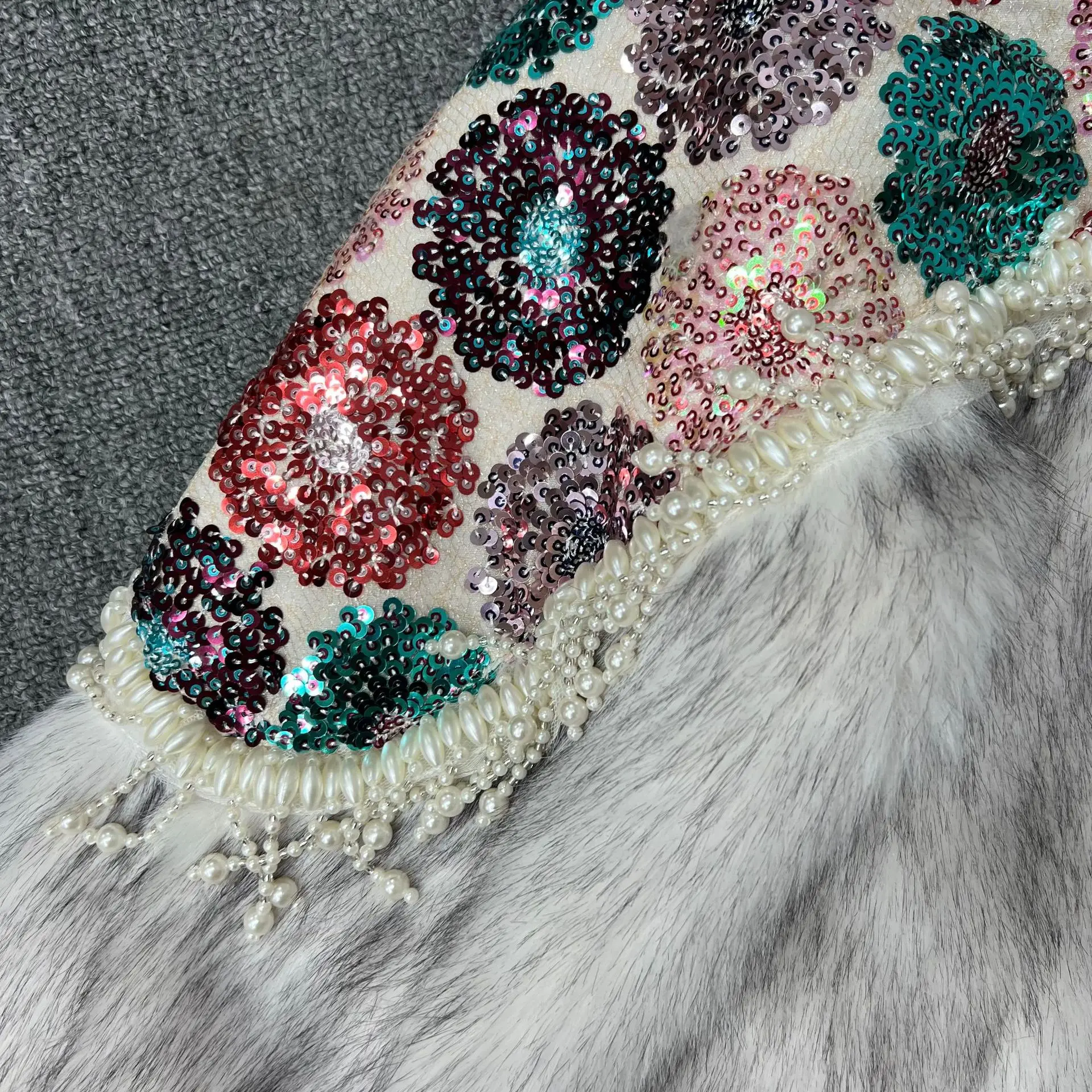 Manteau en fausse fourrure de renard Femela 25 hiver nouvelle mode élégante fourrure intégrée Patchwork paillettes veste chaude pour les femmes