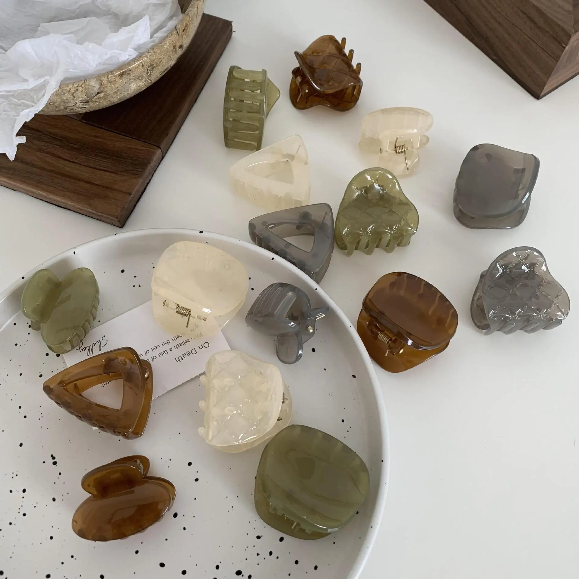 

Retro style hollow small hairpin rhombus caramel color grab clip girl wind hair grab back head shark clip