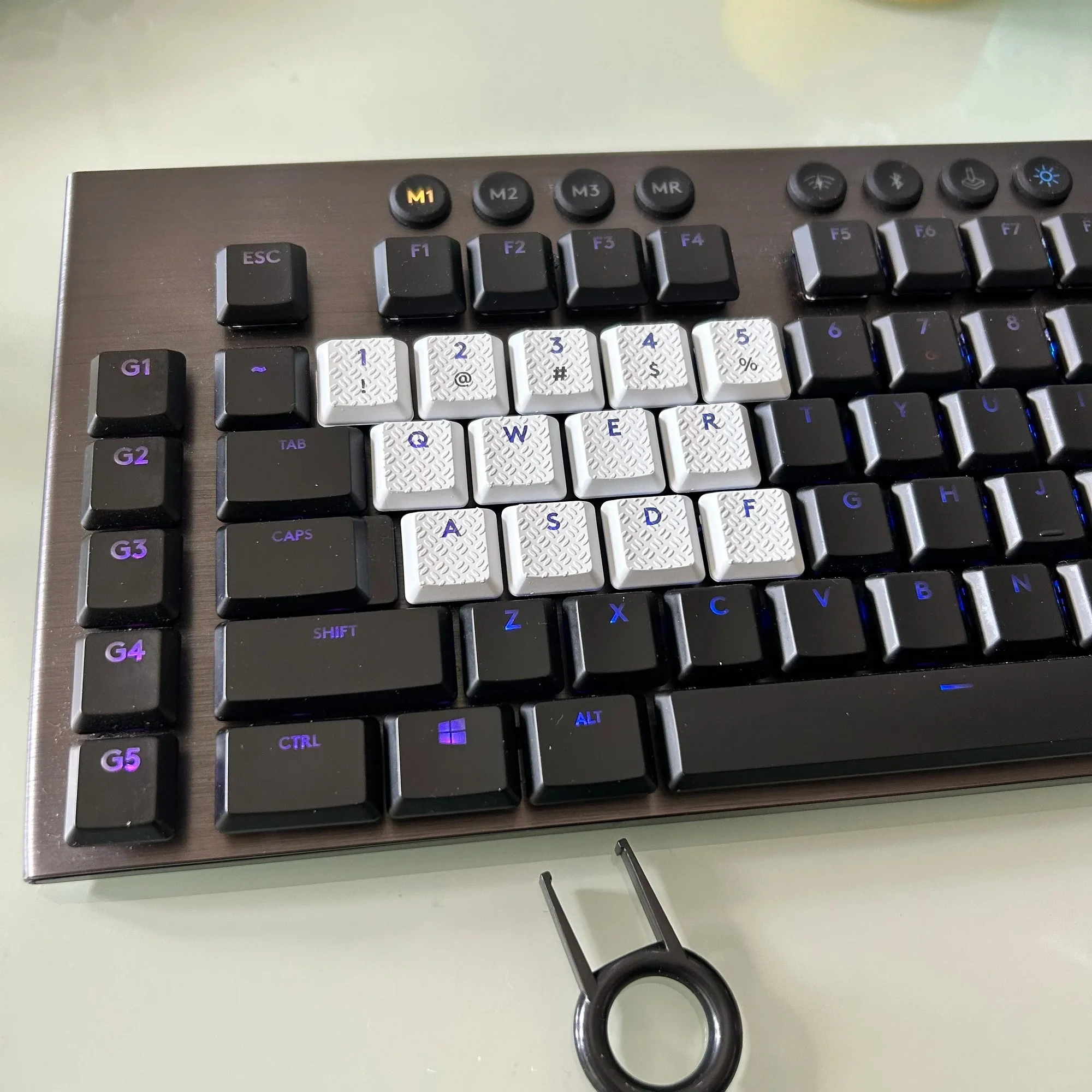 

Game-specific non-slip threaded keycaps for Logitech G813/G815/G913/G915 TKL RGB Keyboard, good light transmission effect