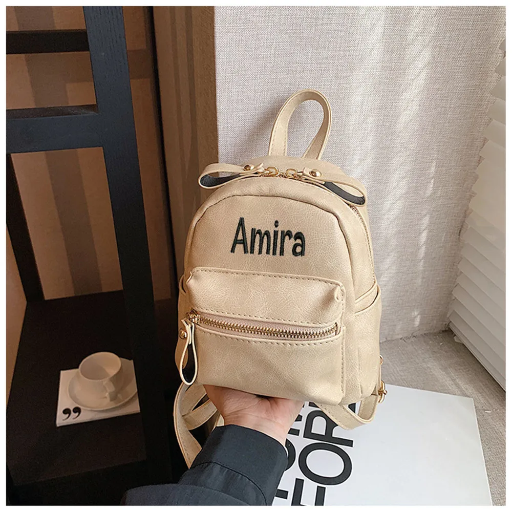 Mini bolso de PU de alta calidad para mujer, mochila con nombre bordado personalizado, nuevo diseño de moda, bolso de viaje al aire libre con nombre personalizado