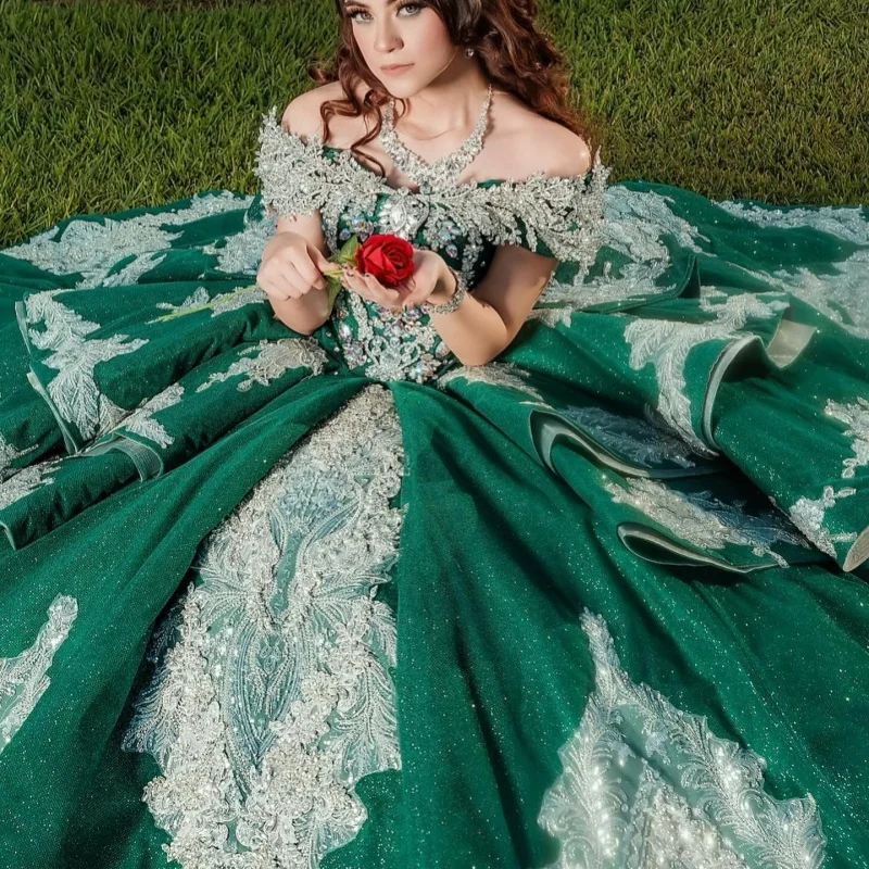 

Dark Green Quinceanera Dress off-shoulder Glitter Crystal Decal Layering Long tail Bow vestidos de 15 Quinceanera ﻿Customized