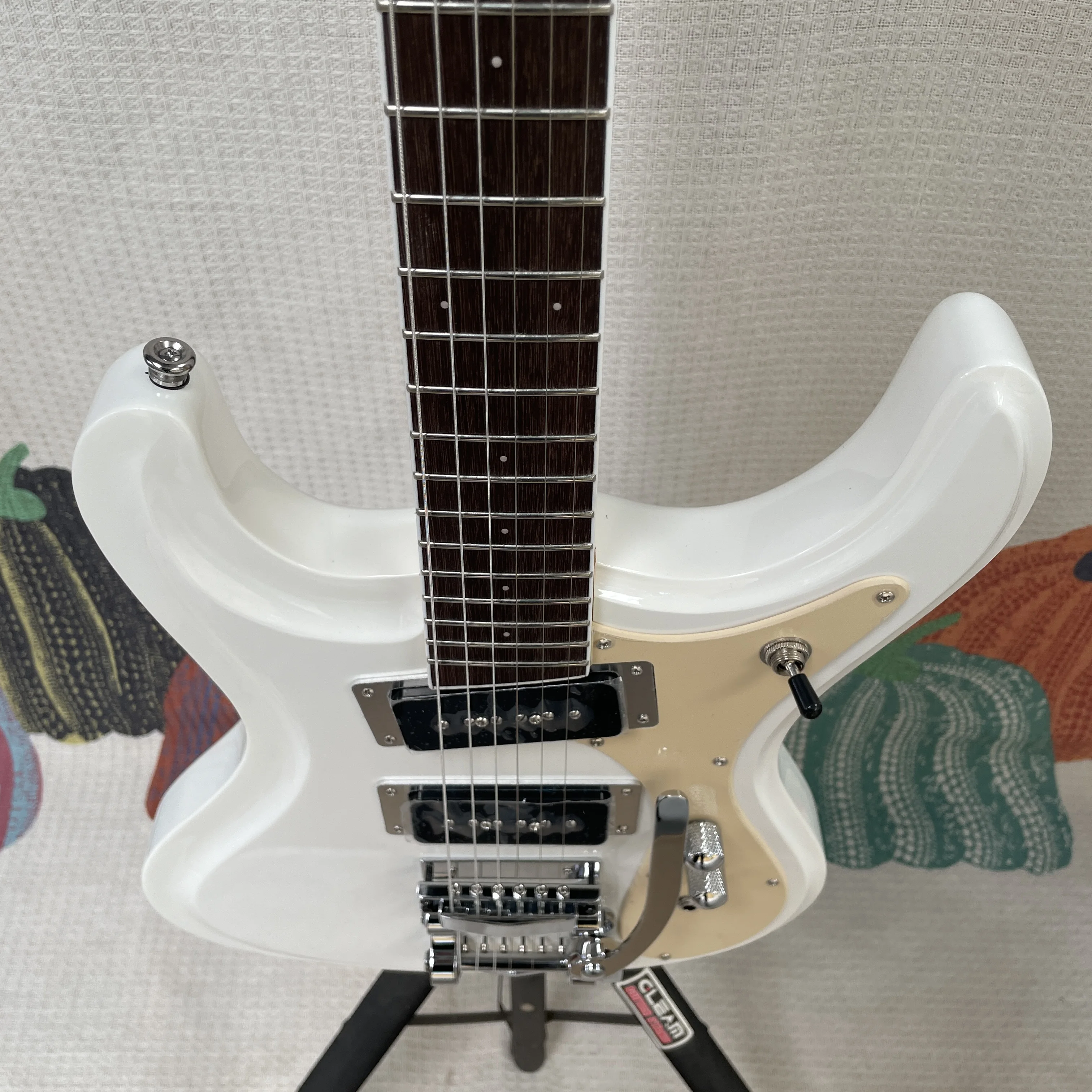 Pure white 6-string electric guitar,beige guard,silver chrome hardware,rosewood fingerboard guitars,retro rock electric guitarra view 5