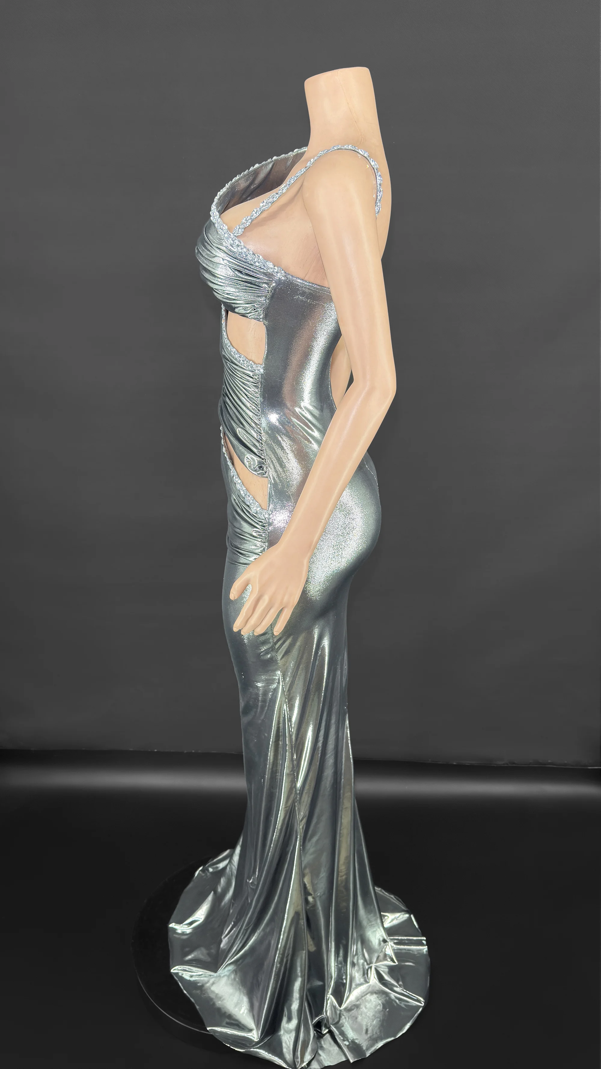 ZD High-End Silver Metallic Ruched Evening Gown – Sexy One-Shoulder Bodycon Dress with Side Cut-Out and Sparkling Crystals, Lon