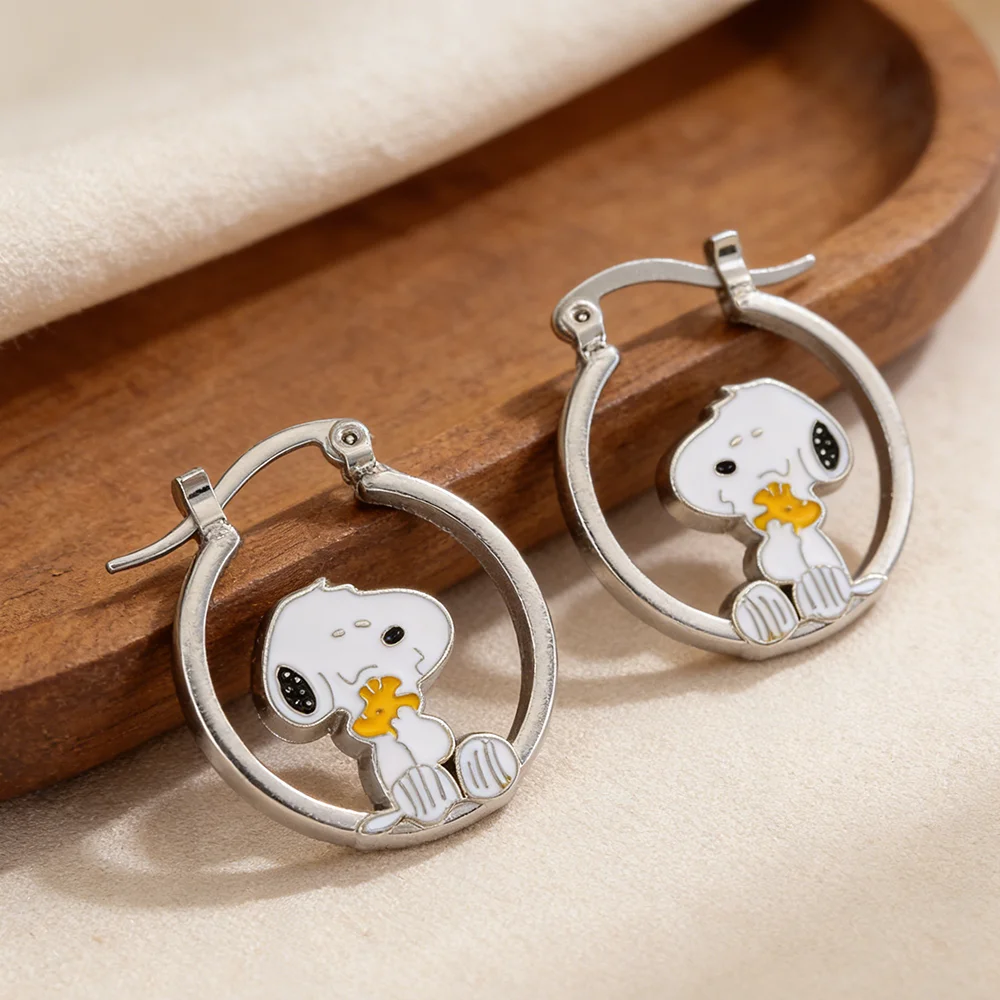 Lindos pendientes Snoopy Huggie Hoop, pendientes de dibujos animados en tono plateado, joyería ligera de esmalte para niñas y amantes de Snoopy