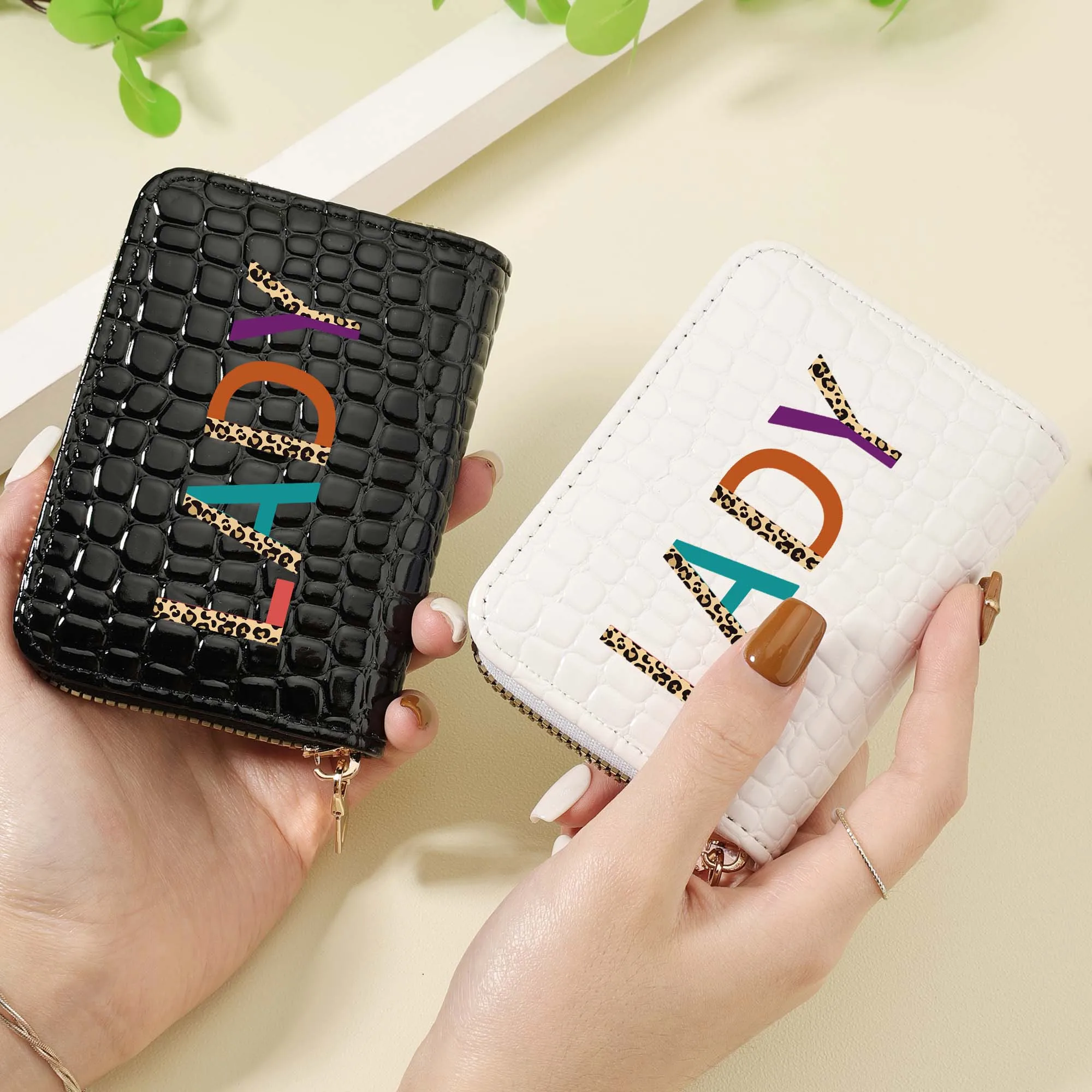 

Модная сумка для хранения кредитных карт с принтом в виде букв, простая и стильная, с несколькими отделениями для карт, модная застежка-молния.