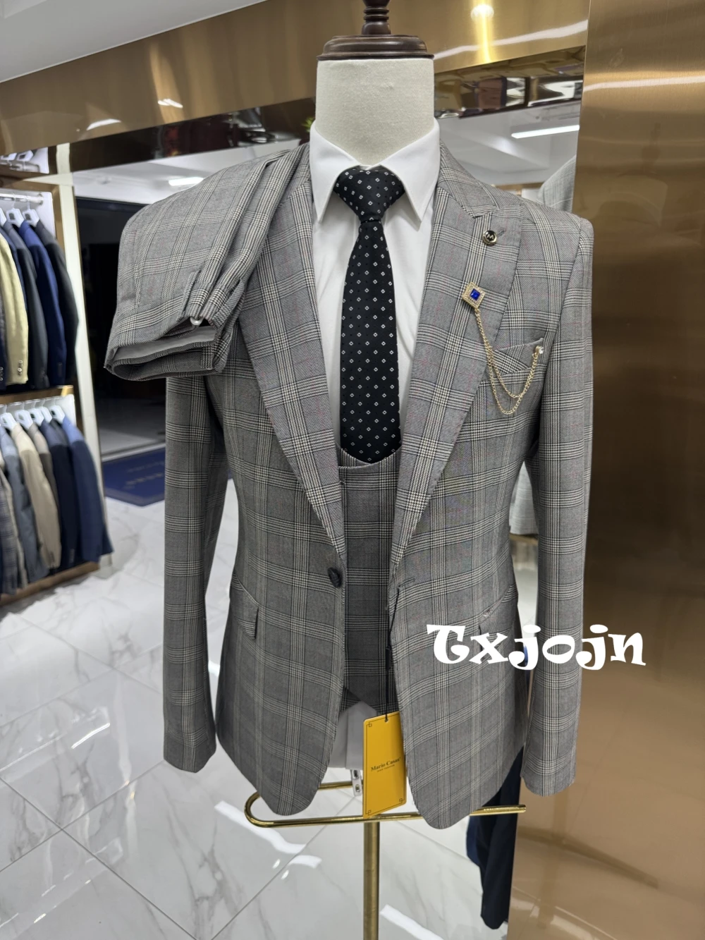 

Hot Sale Classy Peak Lapel Men's Suits 3 Pieces For Formal interview Four Season Customized Plaid Suit Set Business Activities