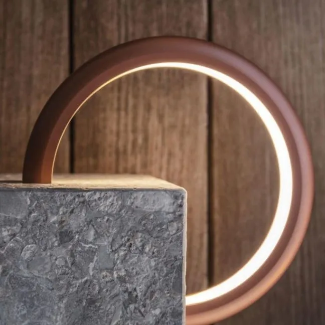 Elegante lampada da tavolo da soggiorno con colonna in marmo e rame