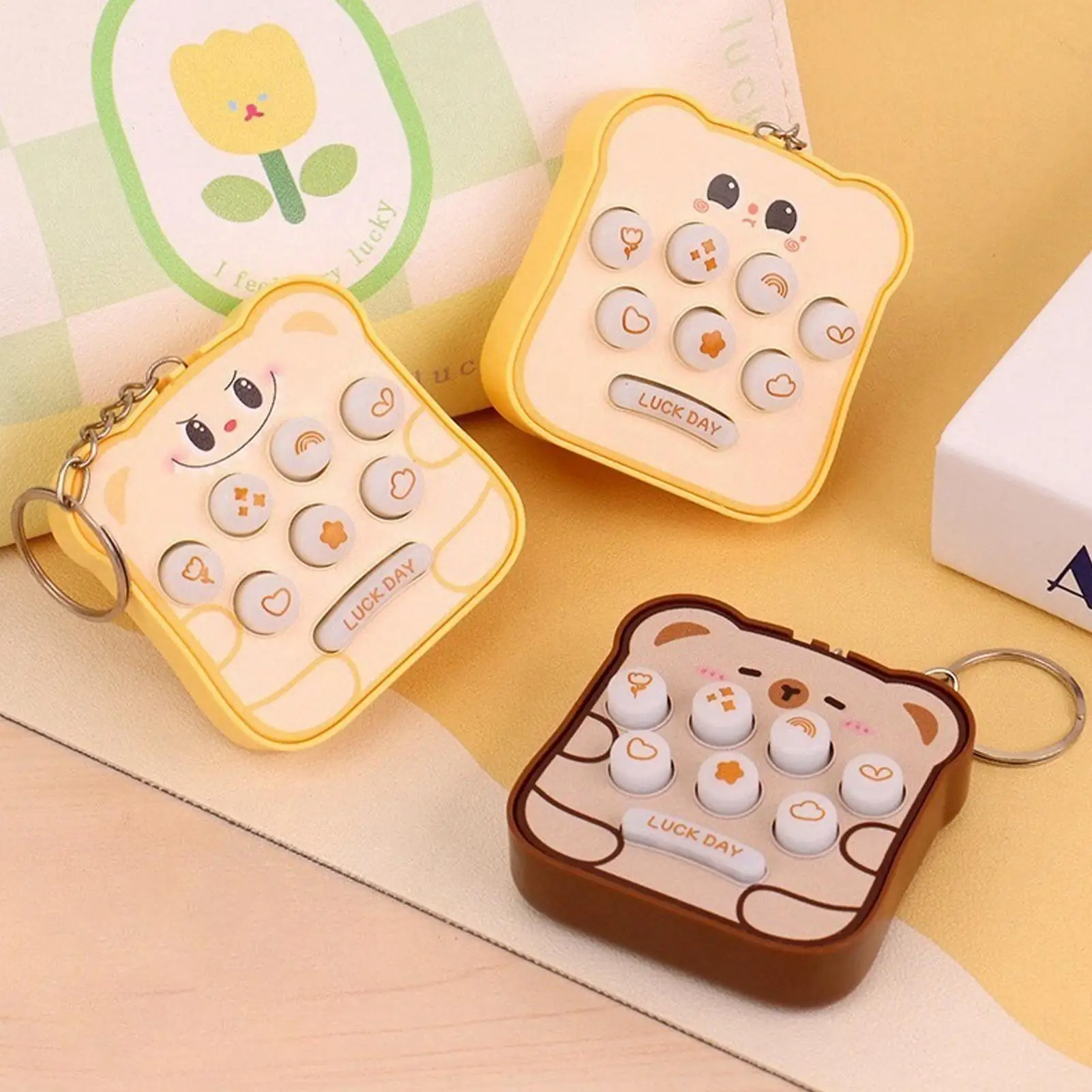 キーホルダーチャーム もぐらたたき フィジェットおもちゃ ストレス軽減 かわいい 光る フィジェット ポータブル リラックス アクティビティ アクセサリー 家庭用 誕生日用