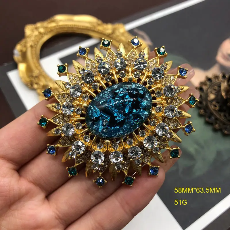 

Medieval blue diamond-set sunflower light luxury versatile French pin