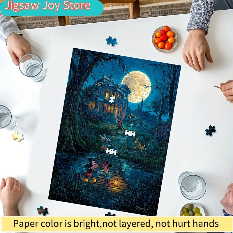 ปริศนา 1,000 ชิ้น ที่มีลวดลายการ์ตูนสัตว์ ธีมฮาโลวีน มิกกี้เมาส์ ดวงจันทร์ และปราสาท ปริศนาแบบแขวนผนังนี้คือ