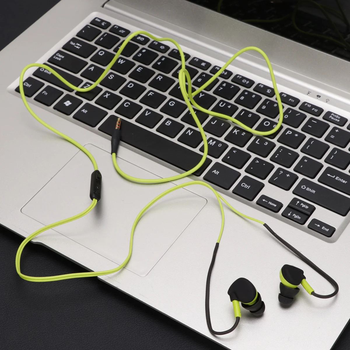 

3.5mm Audio Jack Waterproof Sport Earphones in-Ear Wired Earbuds Headphones Bass Headset Mic Green Enhanced Sweat Resistance