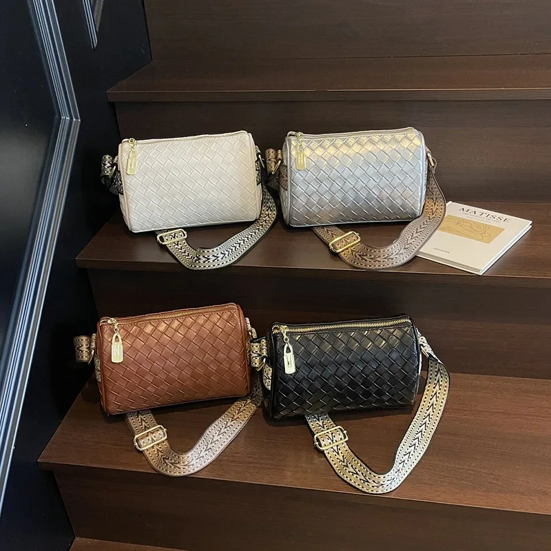 

2025 New! Simple Fashion Woven Pillow Bag Women's Retro Commuting High-end Wide Shoulder Strap Shoulder Messenger Bag