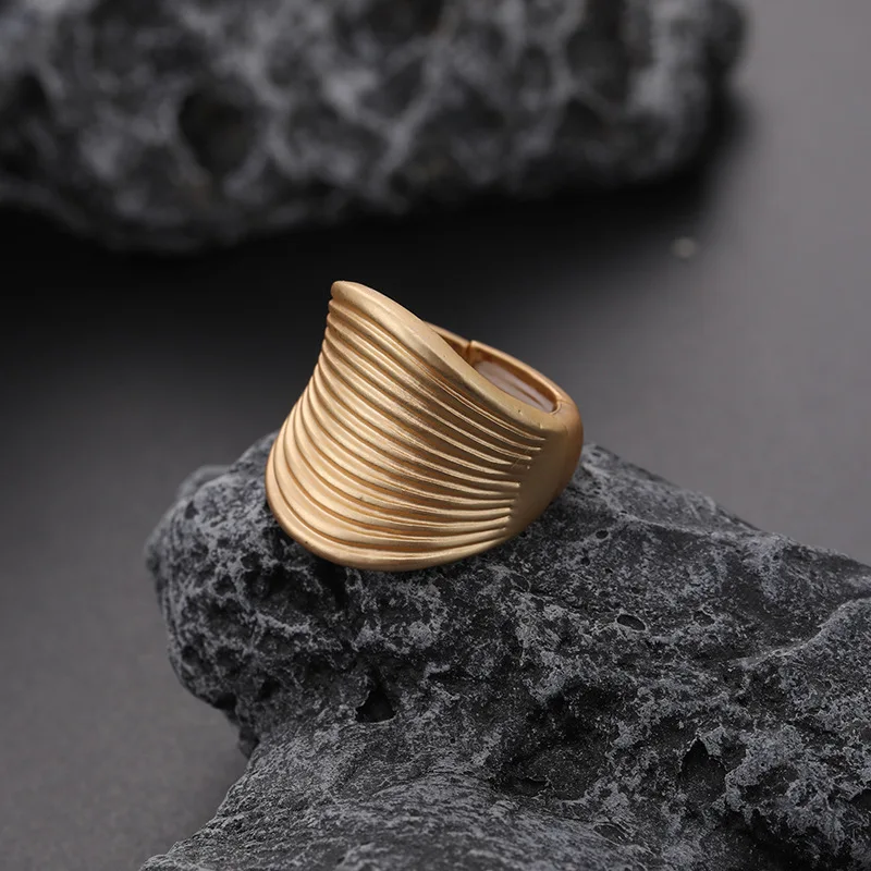 New jewelry ring live ring-shaped high-end fashion trend women's jewelry Europe and the United States