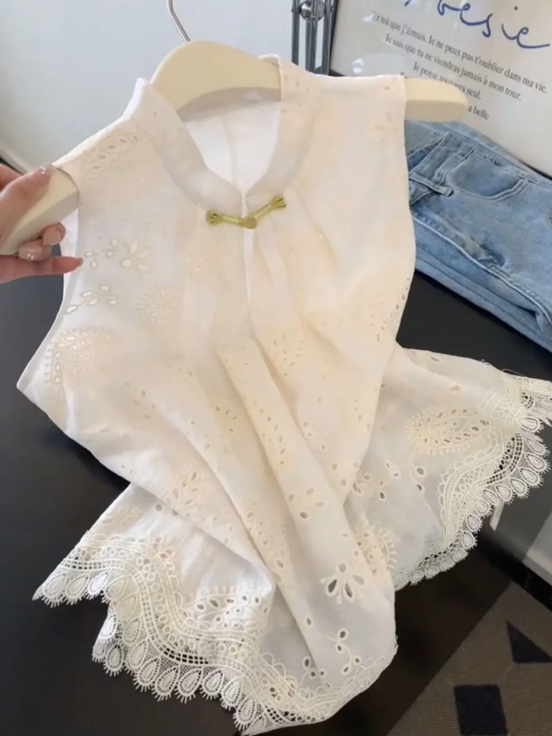 

New Chinese Style Embroidered Lace Hollow out Shirt Women's Summer Sweet Button Sleeveless Tank Top Vest Upper Apparel