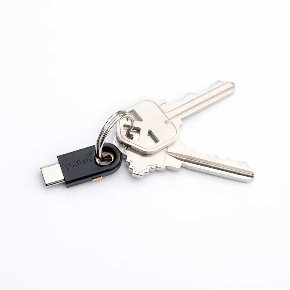 يوفر مفتاح الأمان Yubico Yubikey 5C USB-C دعم متعدد البروتوكولات بما في ذلك FIDO2، Yubico OTP، OATH HOTP، U2F، PIV، Open PGF