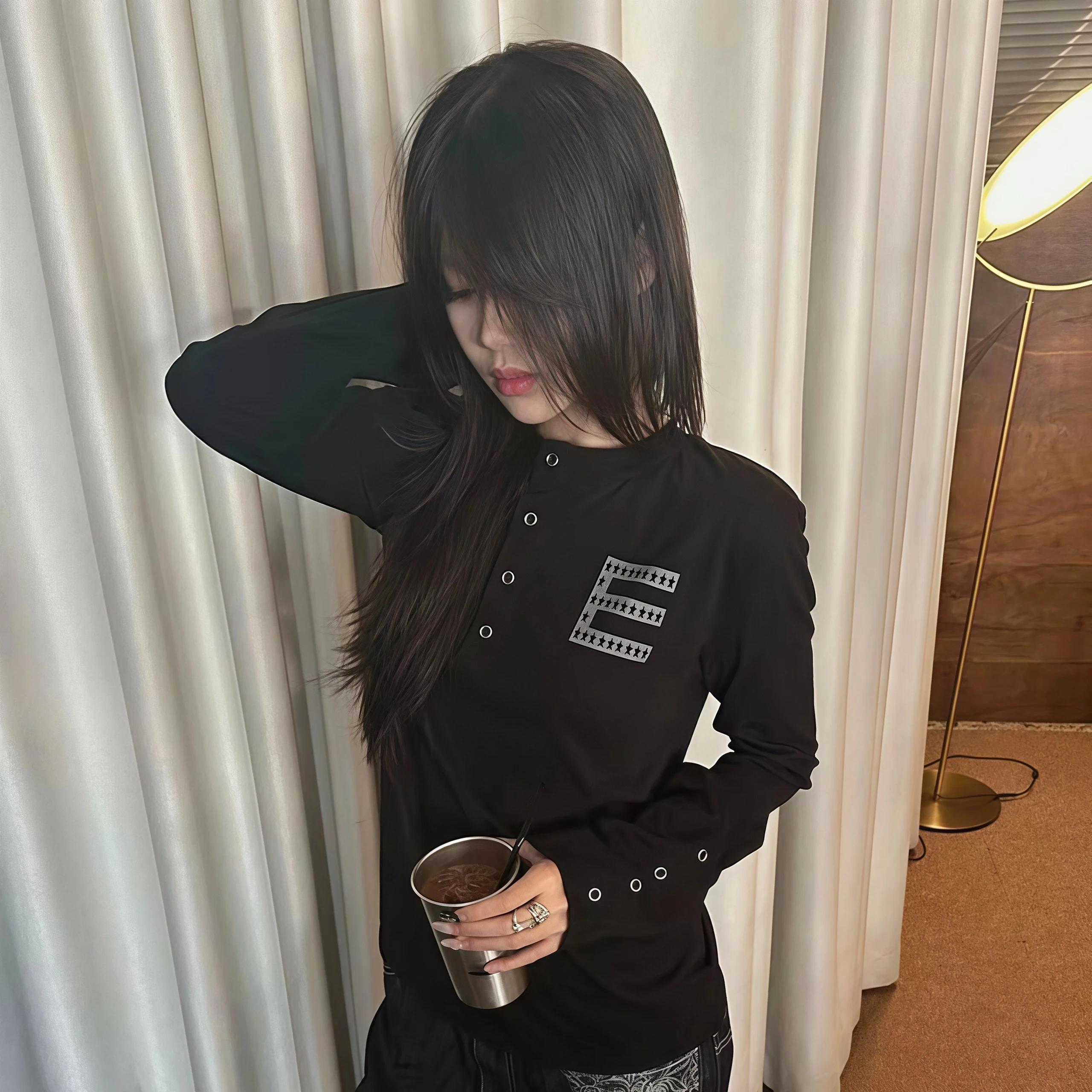 Damen-Oberteil mit Henley-Kragen, Langen Ärmeln, Totenkopf-Abzeichen-Druck, Ösen-Dekor, Geteilter Manschette, Y2K Gothic Slim-Fit Streetwear Bluse – Detail 8