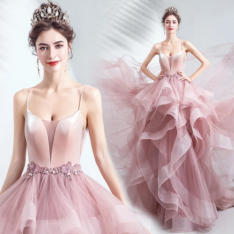 Abito da sposa rosa unico Puffy A Line abiti Quinceanera scollo A V Appliques Spaghetti Strap Tiered Ruffles abito da ballo graduati