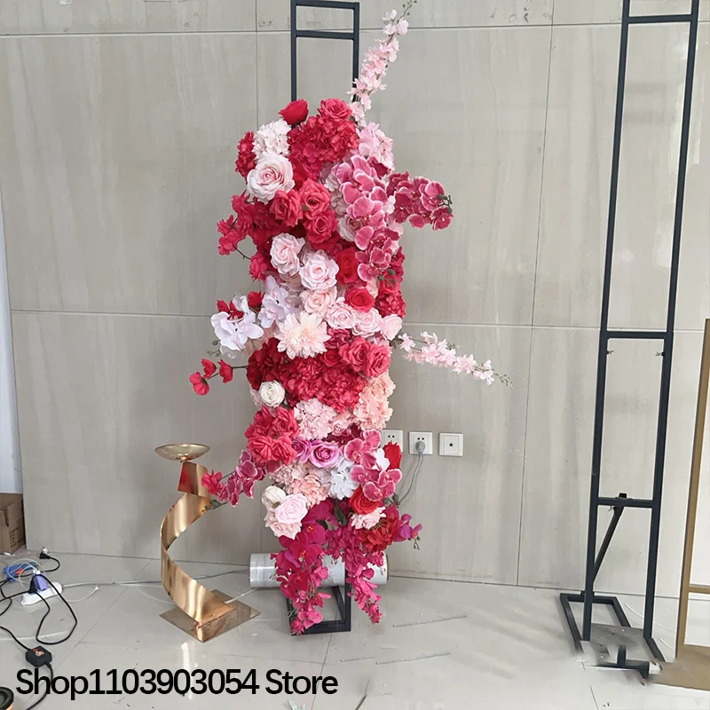 Hochzeits-Hintergrundbogen aus KT-Board mit hängenden Blumendekorationen, pinkfarbenen Rosen und Rittersporn-Arrangements, Blumen für Veranstaltungen. – Detail 5