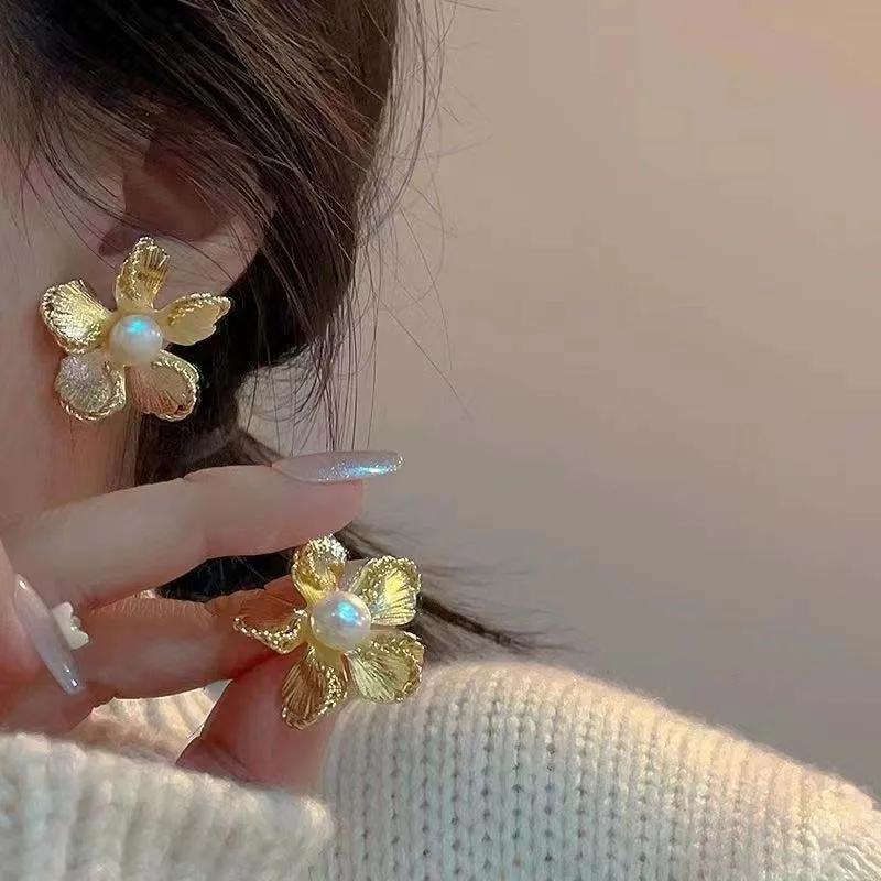 Exaggerated Gold Color Flower Pearl Stud Earrings for Women Vintage Metal Large Petal Drop Earrings Wedding Party Jewelry