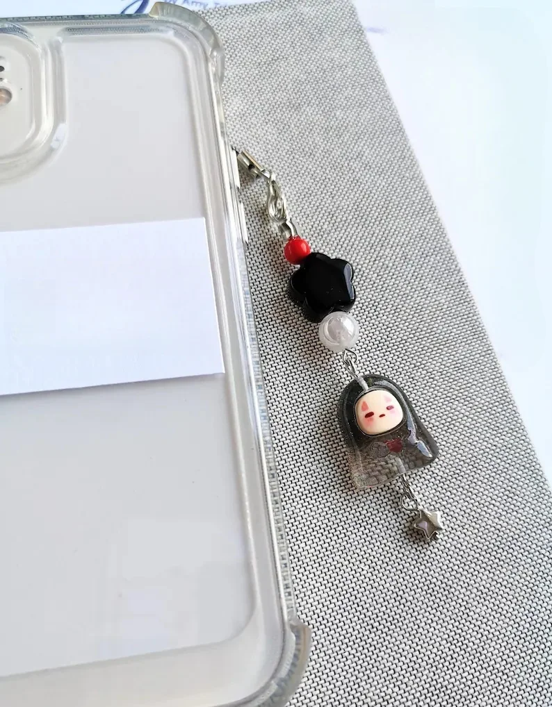 Encanto de teléfono Kawaii No Face Kaonashi, amuleto de teléfono de anime, amuleto de teléfono inspirado en Studio Ghibli, dije de resina