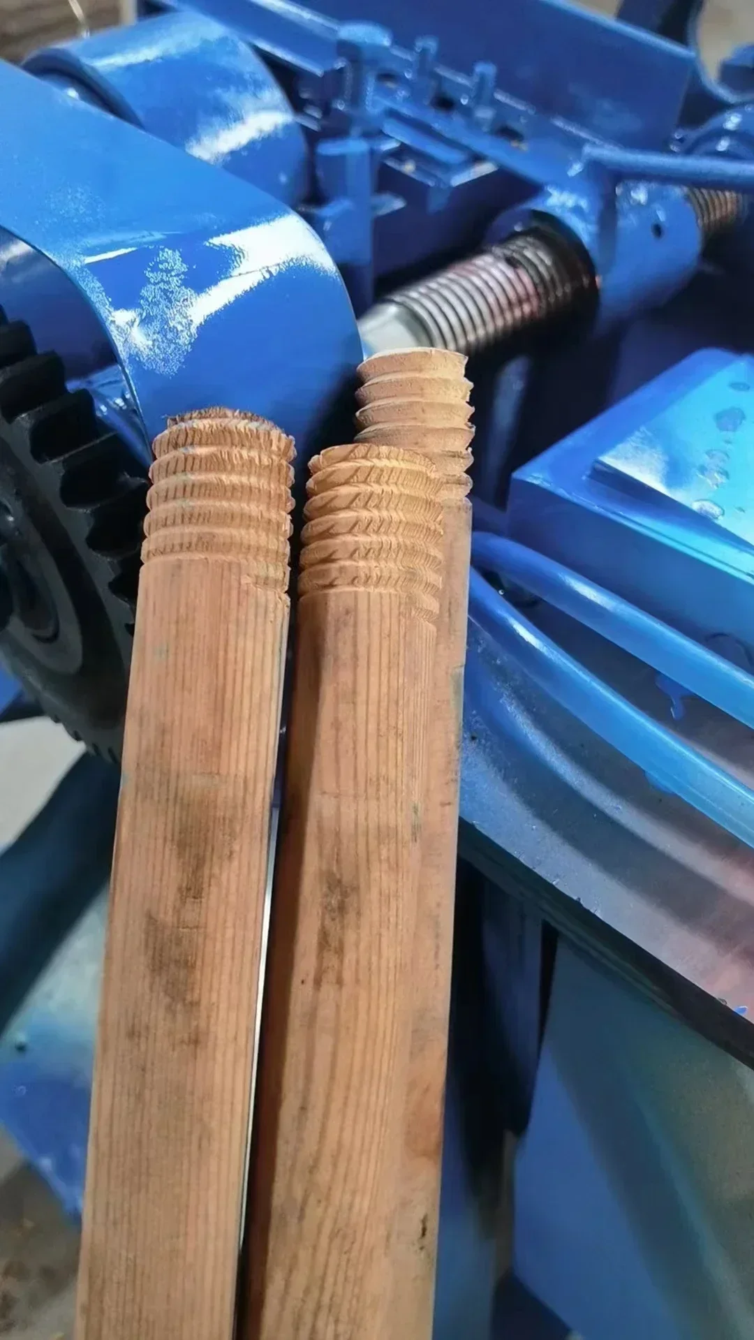 

factory direct sales Wooden broom stick threading machine Wooden broom handle screw making machine