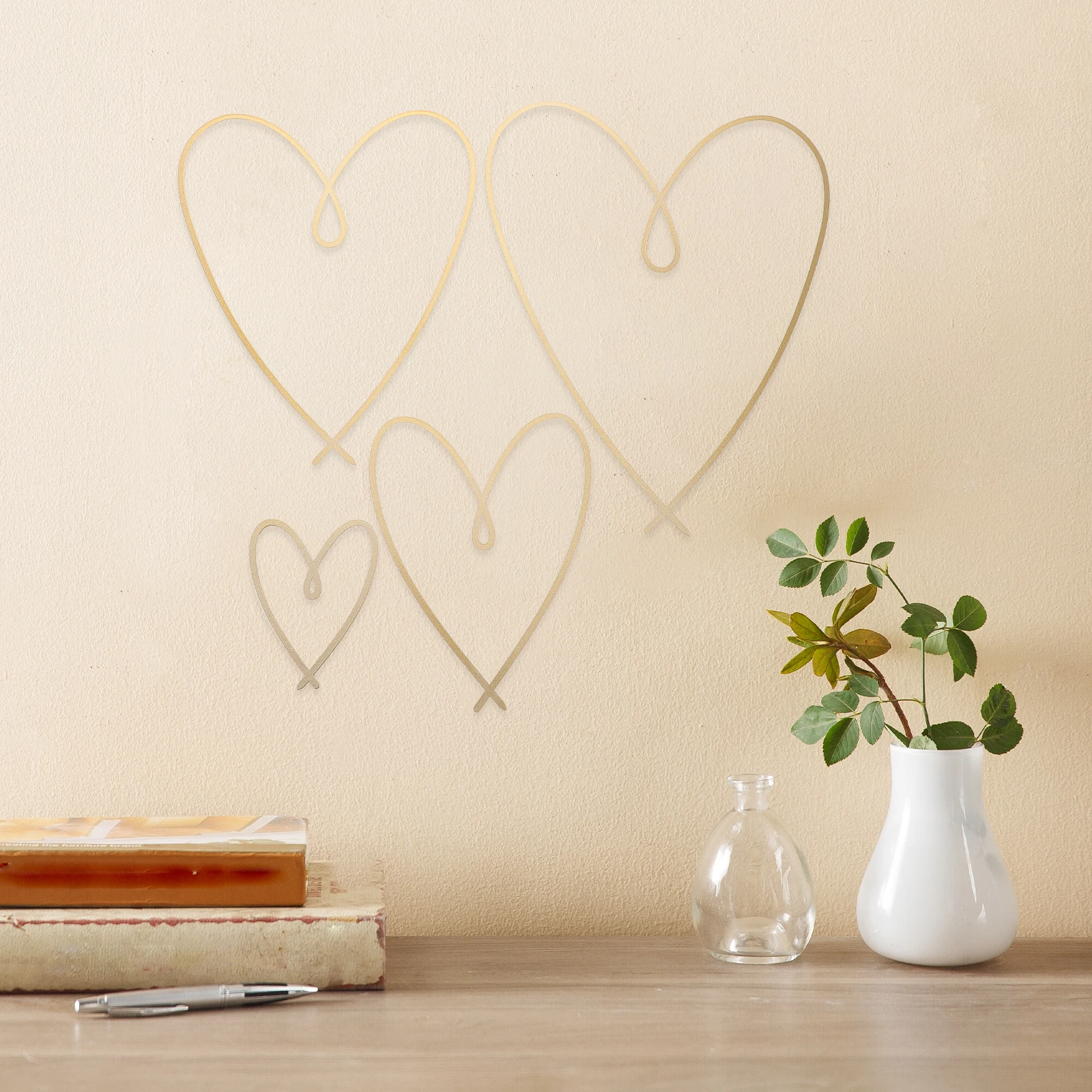 

4Pcs Heart Wire Wall Decor Metal Pendant Romantic Iron Sculpture for Bedroom Living Room Wall Hanging Decoration