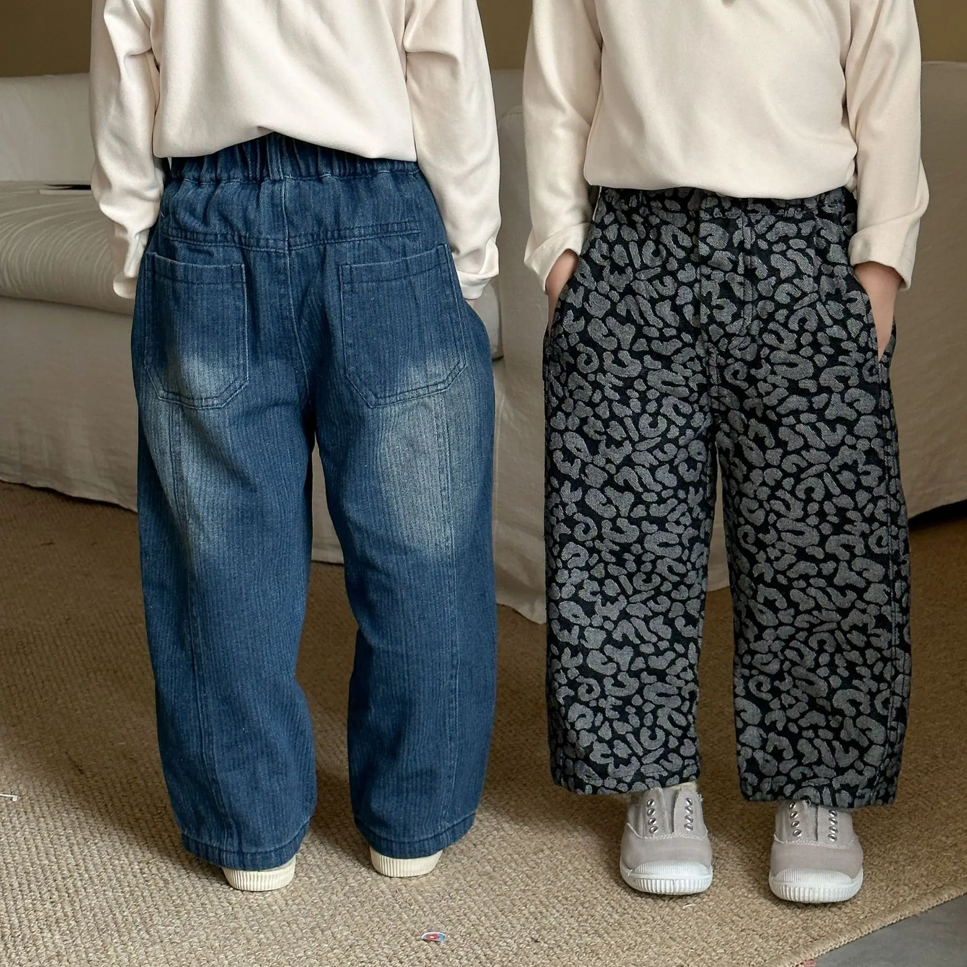 

Новинка осени 202, детские джинсовые брюки с леопардовым принтом, повседневные брюки для девочек, свободные прямые брюки для маленьких мальчиков, детская одежда