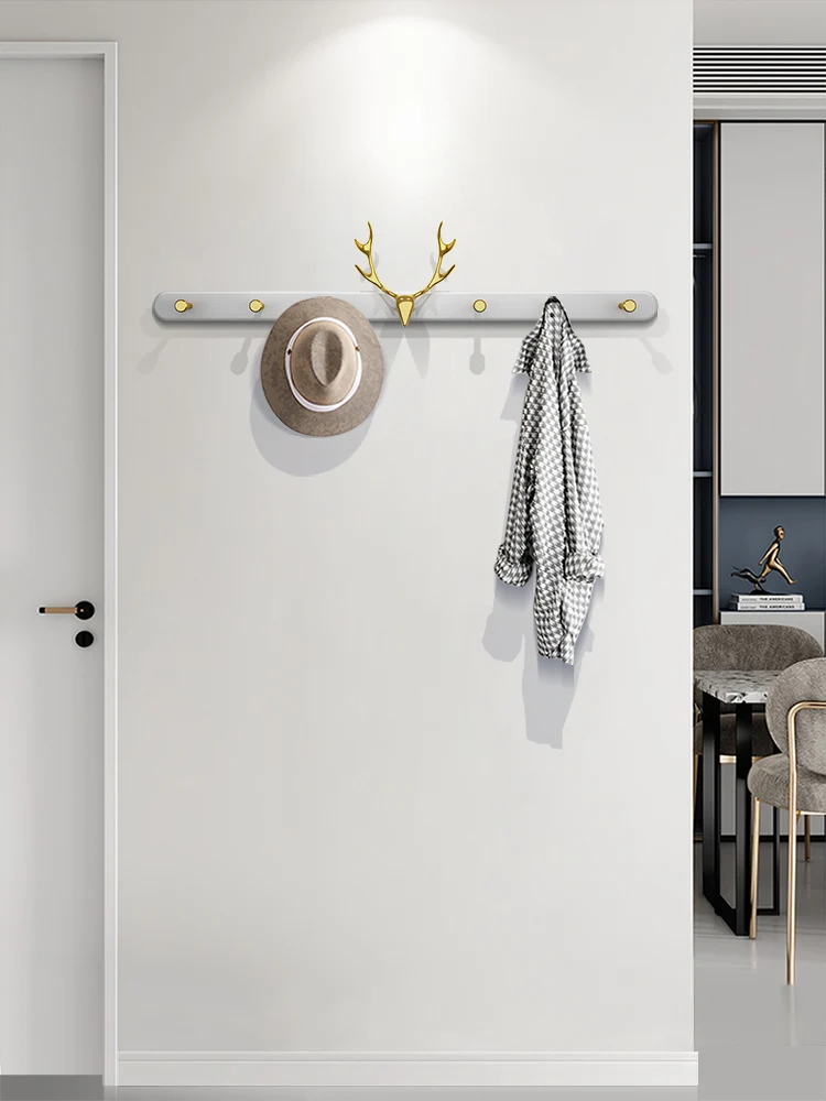 After entering the door, clothes are hooked, the entrance wall is creatively hung on the coat rack