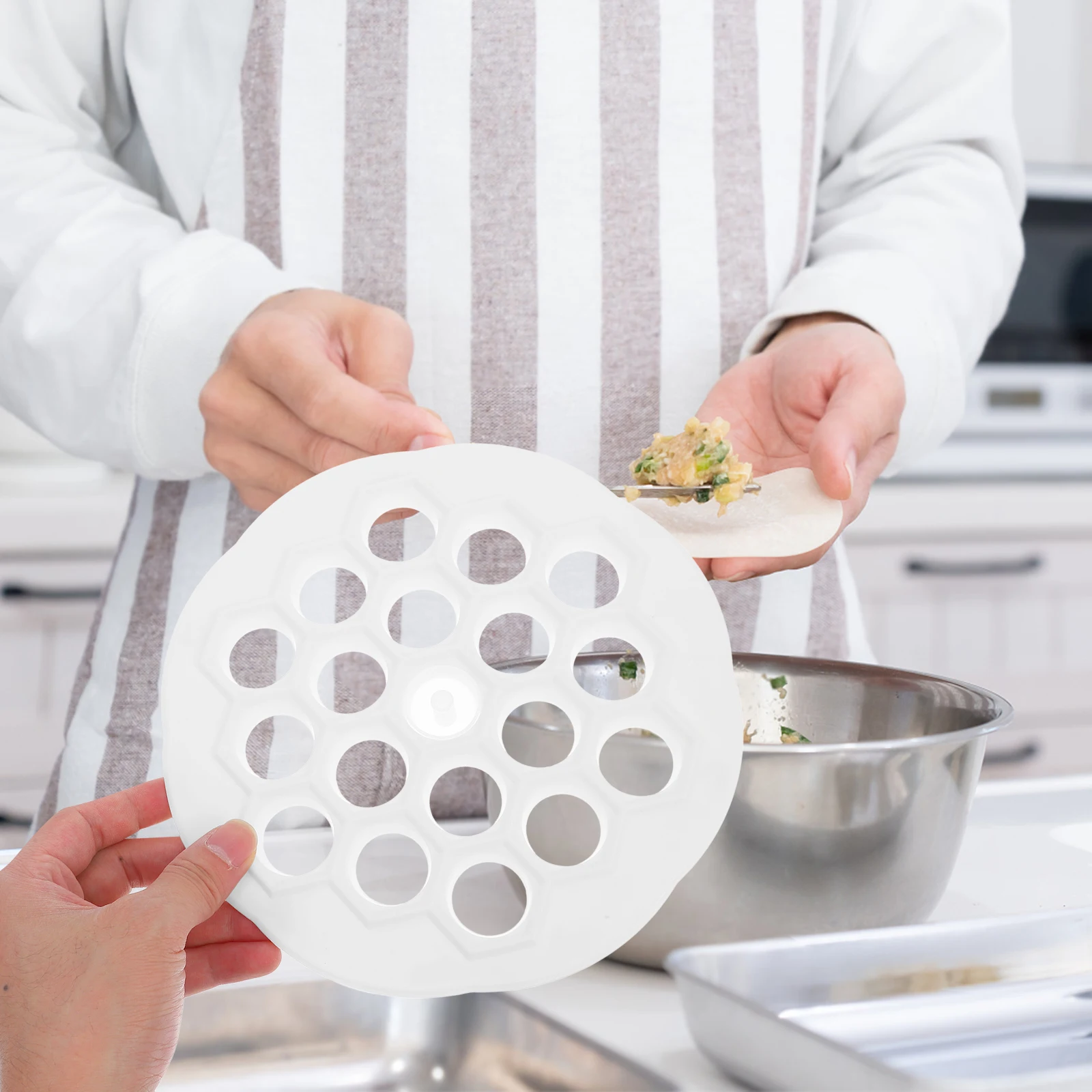 

1 Set Russian Ravioli Maker Plastic Dumpling Making Tool Kitchen Supply Multi-Hole Dumpling Maker Reusable Mold