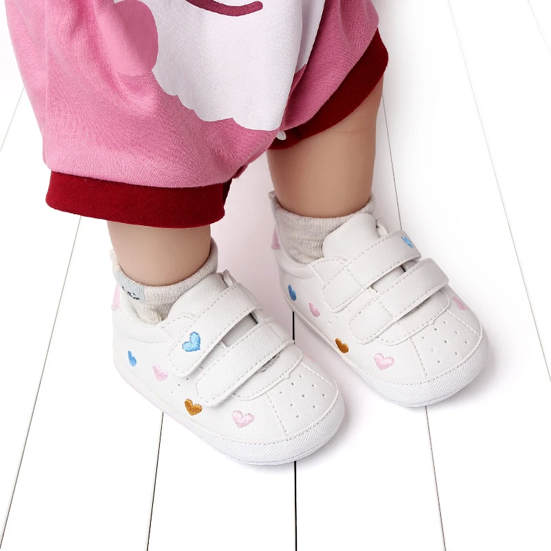 Zapatillas de deporte de cuero PU para bebé, zapatos planos antideslizantes con estrella de corazón, primeros pasos para niñas y niños