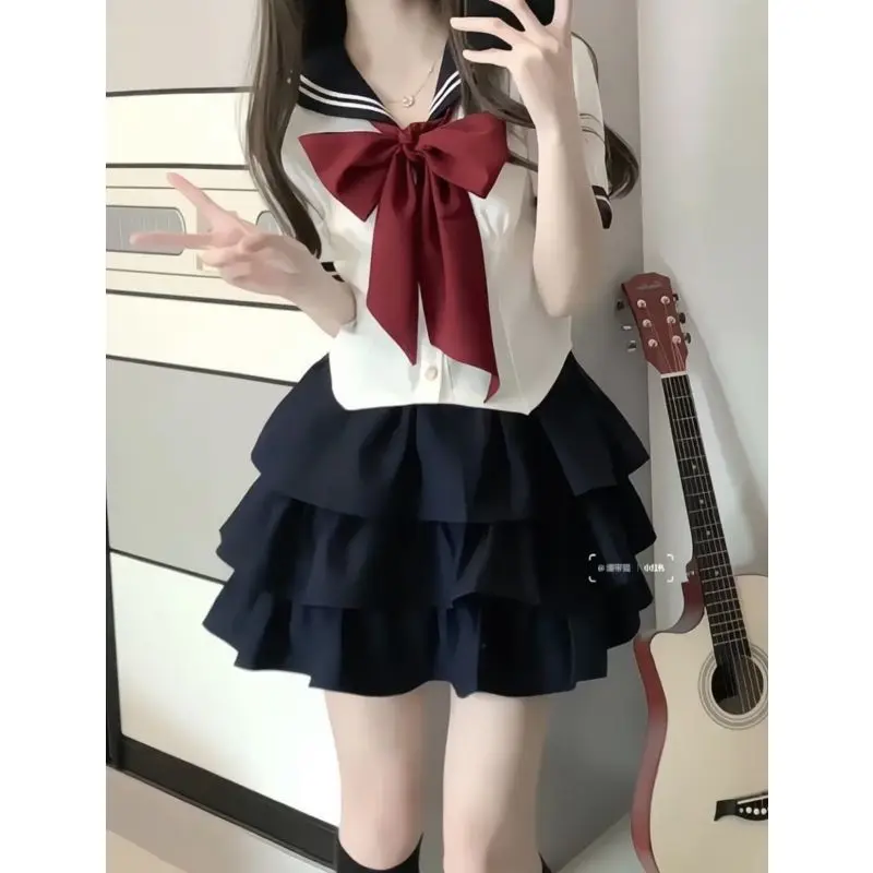 Japoński mundurek szkolny JK, dziewczęca koszula z granatowym kołnierzykiem i dużą kokardą, letnia czarna spódnica typu cake z wysokim stanem, spódnice z efektem bufki.