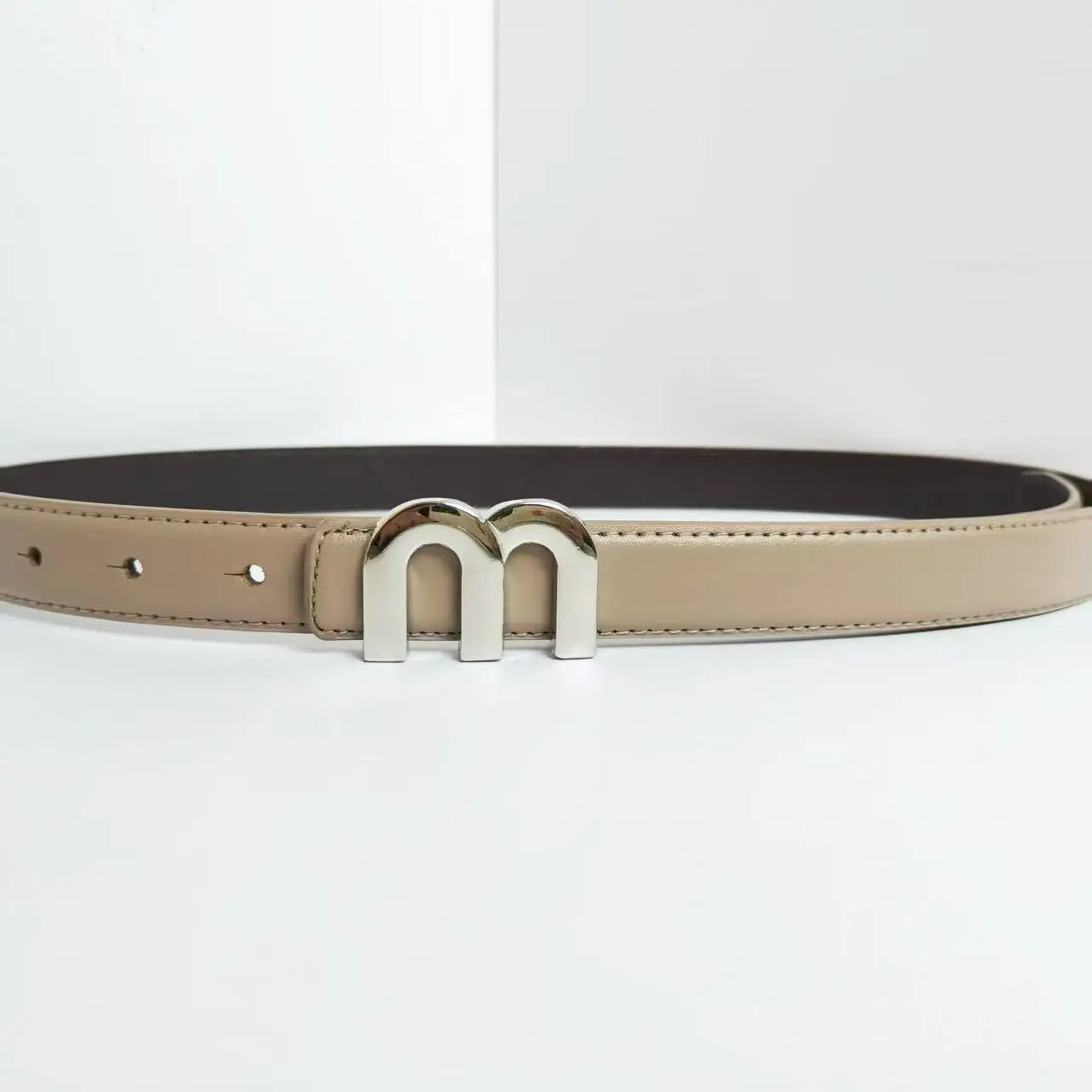Damengürtel M. Hochwertige Silberschnalle, ideal passend zu Kleidern und Jeans, Damengürtel – Detail 3