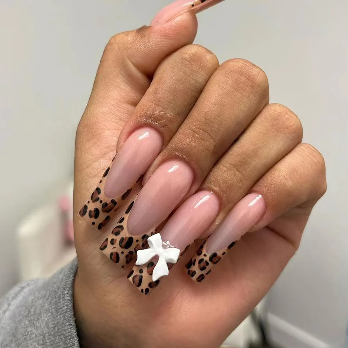 24 Stück Nagelspitzen mit Leopardenmuster, Blumen-Diamant-Design, rosa, zum Aufdrücken der Nägel, französische künstliche Nagel-Sets, lange, quadratische künstliche Nägel, fertig