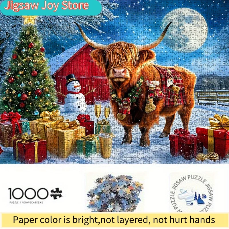 

Набор из 1000 деталей: Пазл «Рождественская Хайлендская корова и снежная сцена» — праздничный дизайн с красным сарайком, снеговиком и подарками, премиум-картон