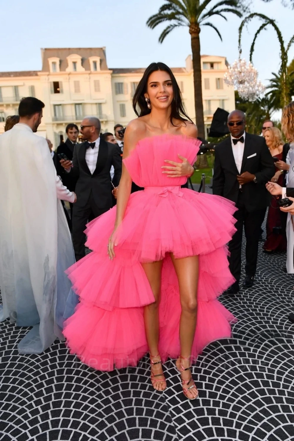 Pink Tiered Tulle vestido de celebridades sem alças, vestidos sem mangas, curto frente vestidos longos, 2022