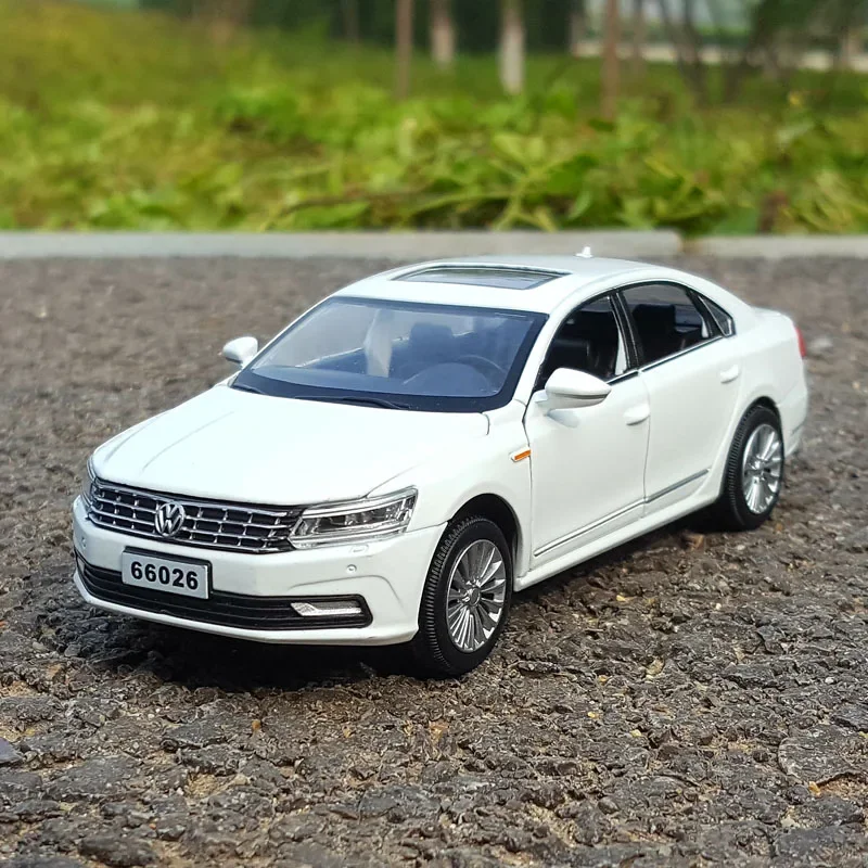 1:32 VOLKSWAGEN Passat High Simulation Diecast Car Metal Alloy Model Car VW toys for Kids collection gifts F148