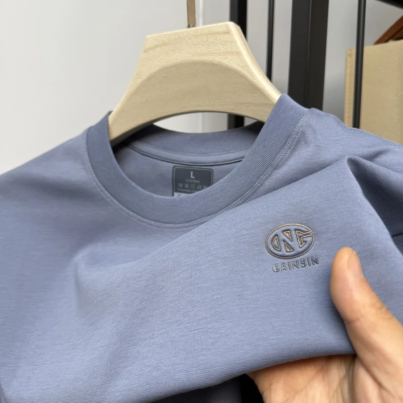 

2025 новая стильная мужская футболка с круглым вырезом деловая повседневная модная футболка с высоким текстурным рисунком с коротким рукавом тиснением логотипа