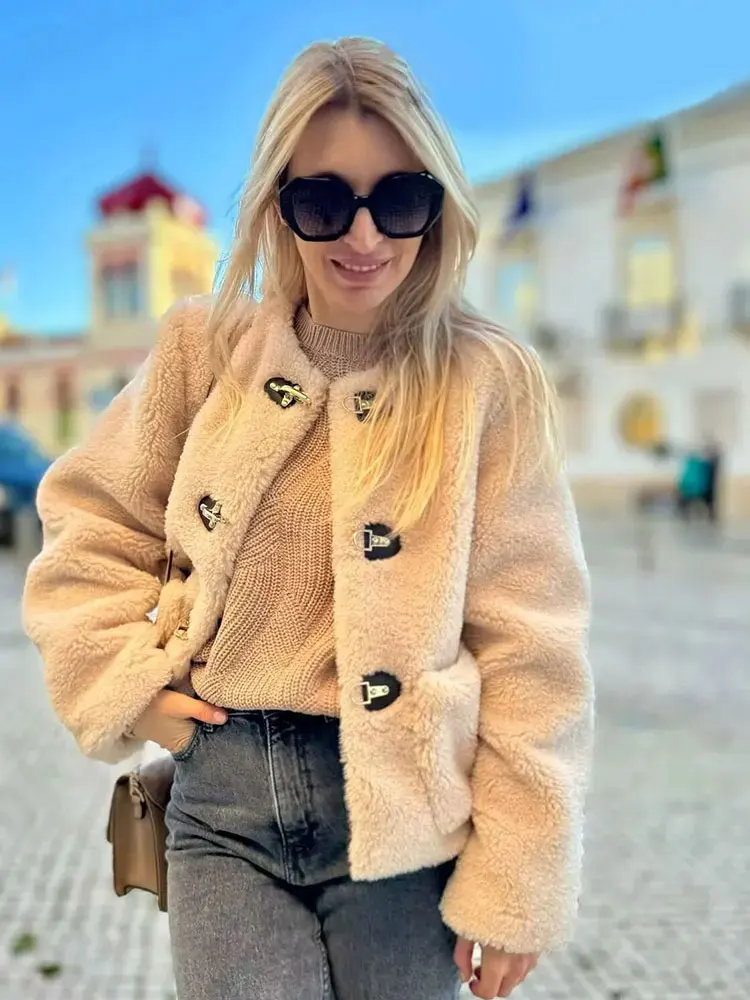 เสื้อแจ็คเก็ตผู้หญิงสไตล์เรโทรสตรีทน่ารัก รุ่น HH 2025 สำหรับฤดูหนาวและฤดูใบไม้ผลิ  ติดกระดุม มีกระเป๋า  ผ้าฟลีซ  2 สี  ทรงตรง  สไตล์ Y2K เหมาะสำหรับใส่ไปทำงาน