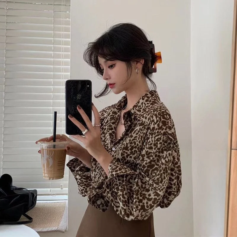 

Ретро-футболка свободного кроя для женщин, весна-осень, новая, в корейском стиле, базовый слой, с леопардовым принтом, уникальный, модный, красивый, винтажный...