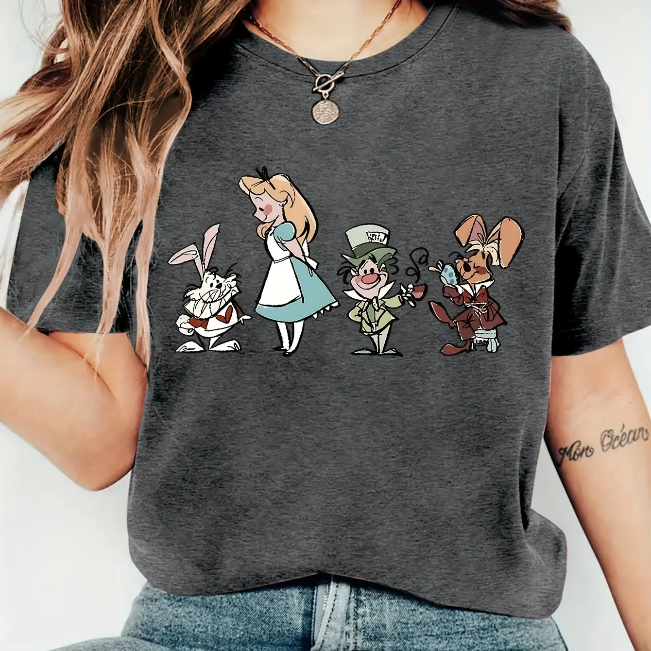 

Футболки с принтом «Алиса в стране чудес» Диснея — это модно, повседневно и универсально, а удобно ткань.