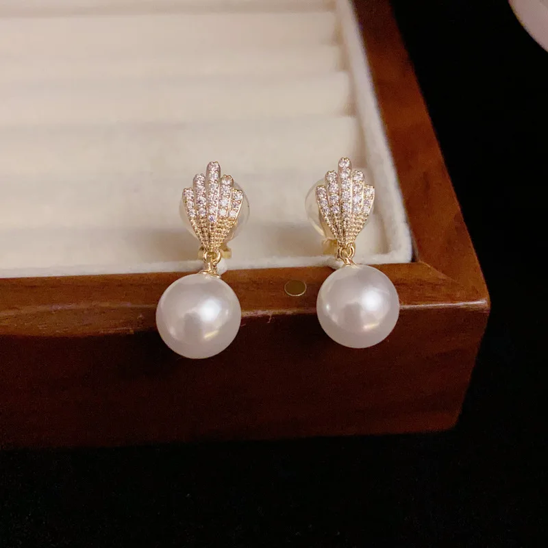

14K Gold Plated Delicate Small Leaf Pearl Clip Earrings For Women Micro Paved Zircon Leaf Non Pierced Luxury Elegant Jewelry