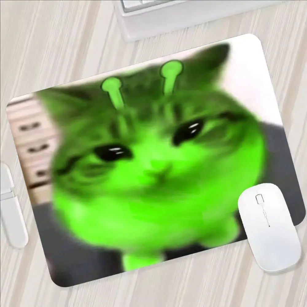 Alien-Katzen-Meme-Mauspad - Ausgefallene Rutschfeste Farbige Kante Tragbare Matte für Laptop, Büro & Gaming Kawaii Katzen-Schreibtischunterlage – Detail 4