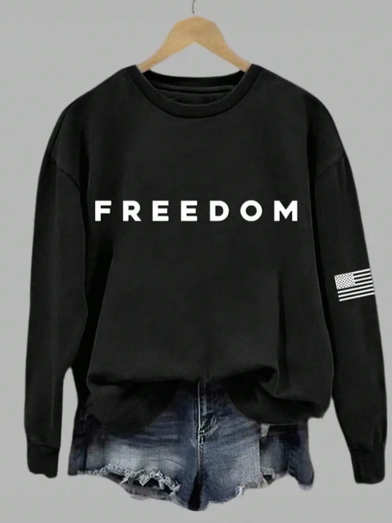 เสื้อสเวตเชิ้ตลายพิมพ์อิสระทรงหลวมสำหรับผู้หญิง แขนลายธงชาติอเมริกัน เสื้อสวมหัวลำลองแบบไหล่ตก