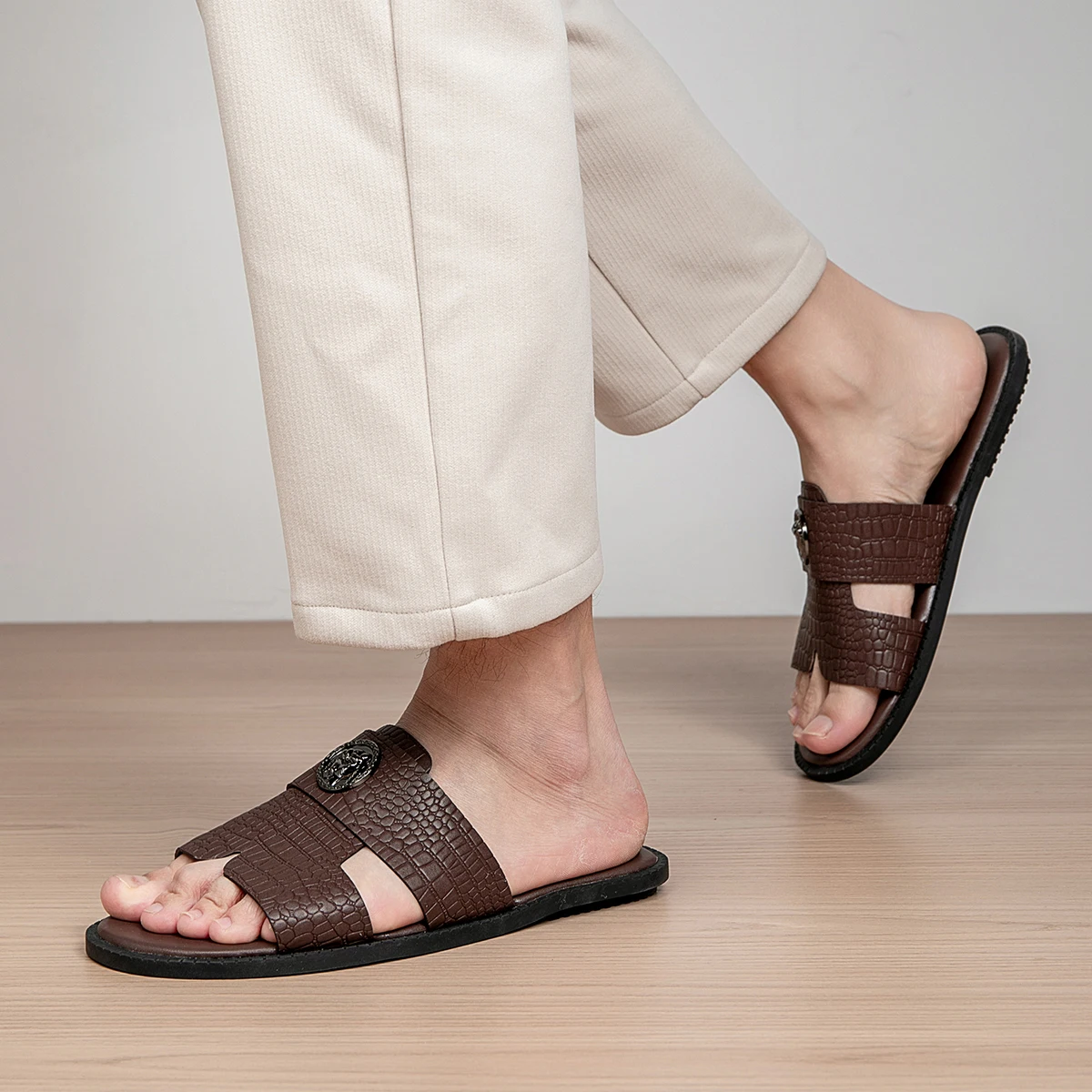 Herren-Hausschuhe sind geeignet für den täglichen Gebrauch zu Hause, im Badezimmer, im Freien und für die Freizeit. Neue coole Herren-Sandalen. – Detail 14