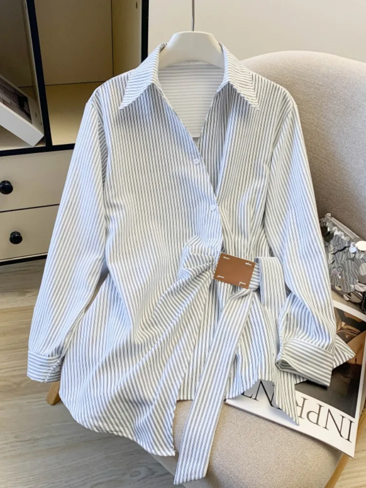 

Ранневесенняя женская рубашка с V-образным вырезом и завышенной талией в полоску, в стиле «Old Money», средней длины, свободного кроя, во французском стиле